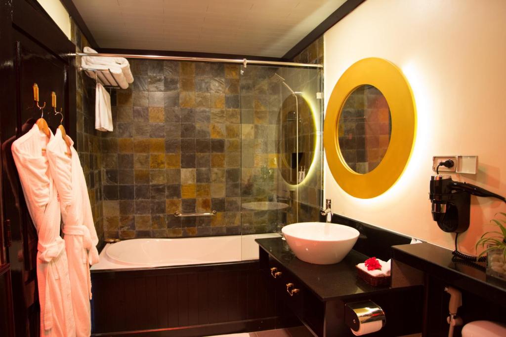 Двухместный (Улучшенный двухместный номер с 1 кроватью) курортного отеля Victoria Sapa Resort & Spa, Сапа