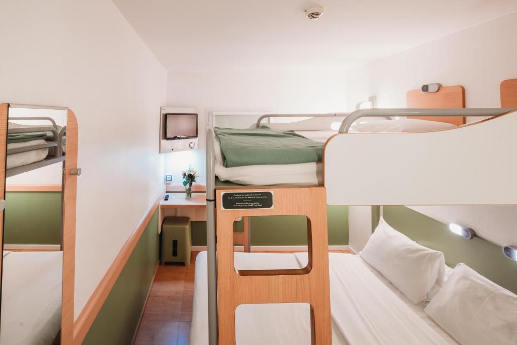 Семейный (Семейный номер с 1 двуспальной кроватью и 2 двухъярусными кроватями) отеля Ibis Budget Fès, Фес