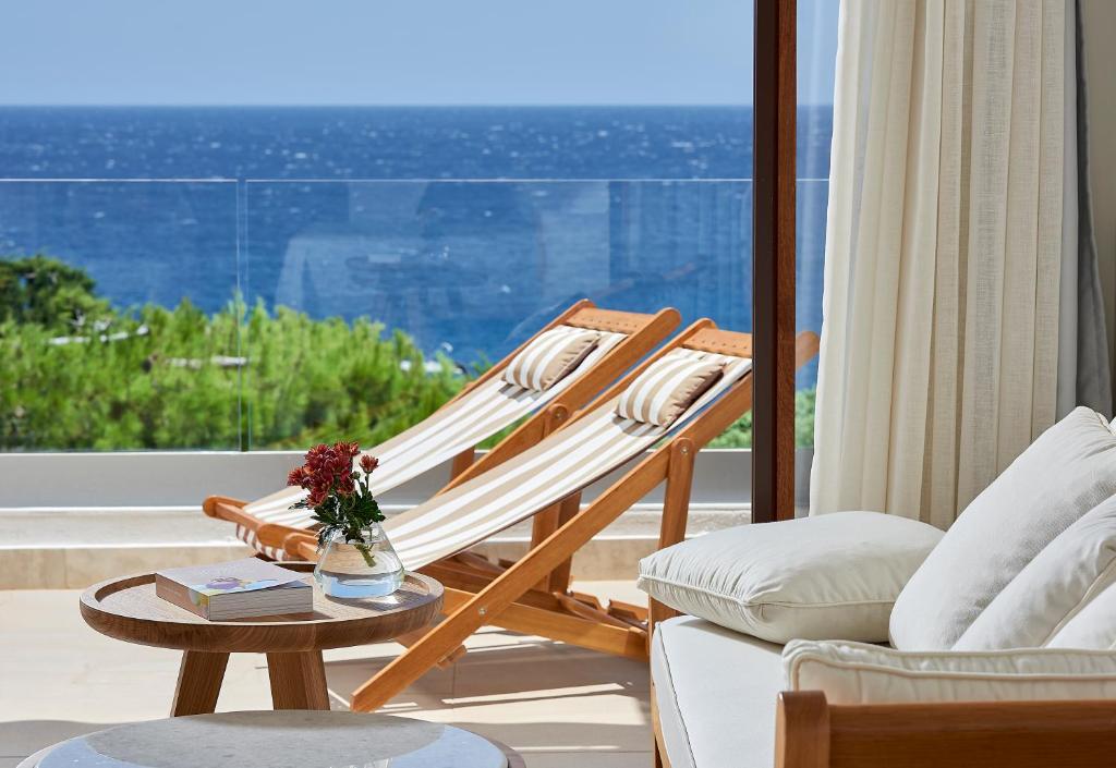 Сьюит (Клубный полулюкс с видом на море (для 2 взрослых и 1 ребенка)) курортного отеля St. Nicolas Bay Resort Hotel & Villas, Айос-Николаос (Крит), Крит