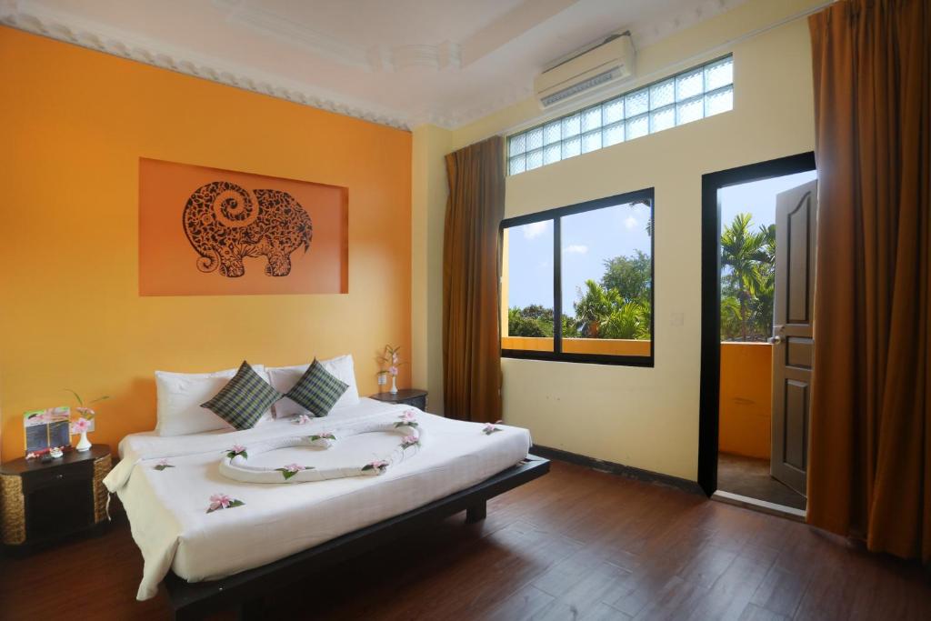 Двухместный (Deluxe Double Room with Balcony @ Free Pickup), Central Indochine D'angkor Hotel