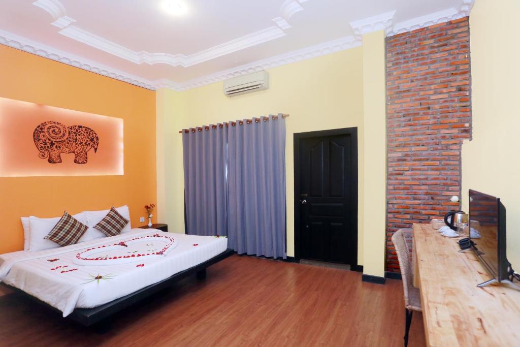 Двухместный (Deluxe Double Room with Balcony @ Free Pickup), Central Indochine D'angkor Hotel