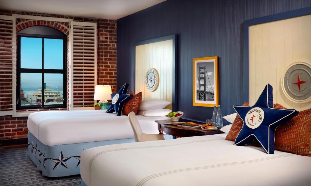 Четырехместный (Номер Делюкс с 2 кроватями размера «queen-size») отеля Argonaut Hotel, a Noble House Hotel, Сан-Франциско