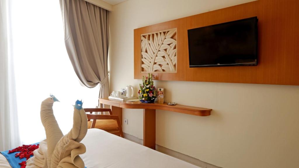 Двухместный (Улучшенный номер с дополнительной кроватью) отеля Zia Hotel Kuta, Кута