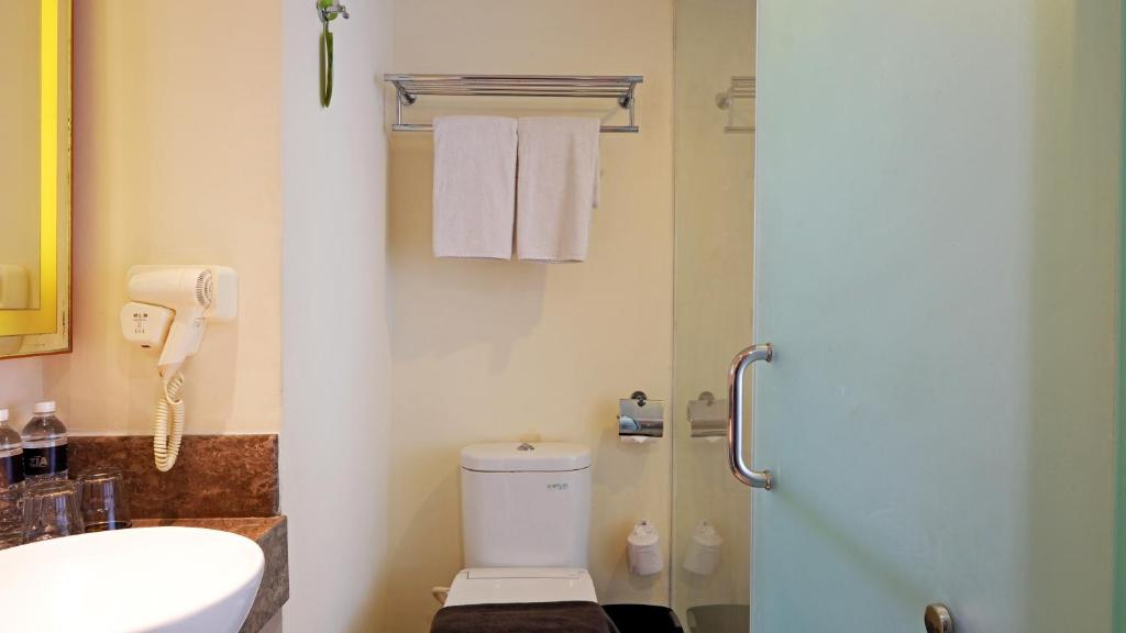 Двухместный (Специальное предложение - Два улучшенных двухместных номера с 1 кроватью или 2 отдельными кроватями) отеля Zia Hotel Kuta, Кута