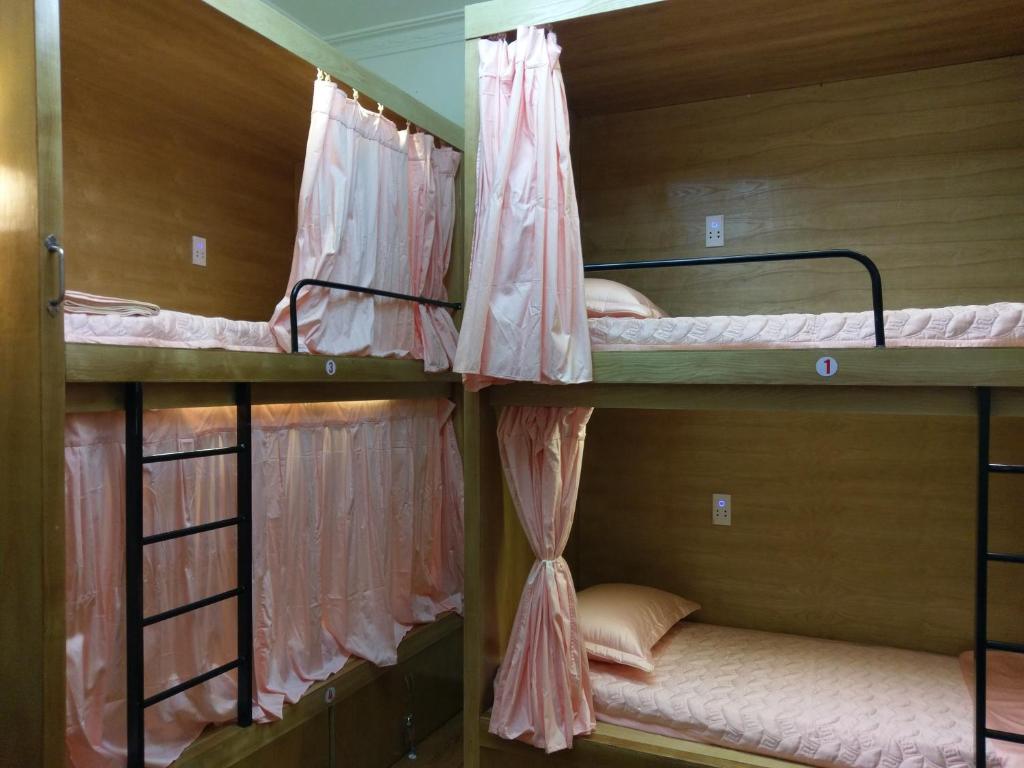 Номер (Спальное место на двухъярусной кровати в общем номере для мужчин и женщин) капсульного отеля Capsule Hanoi Hostel, Ханой