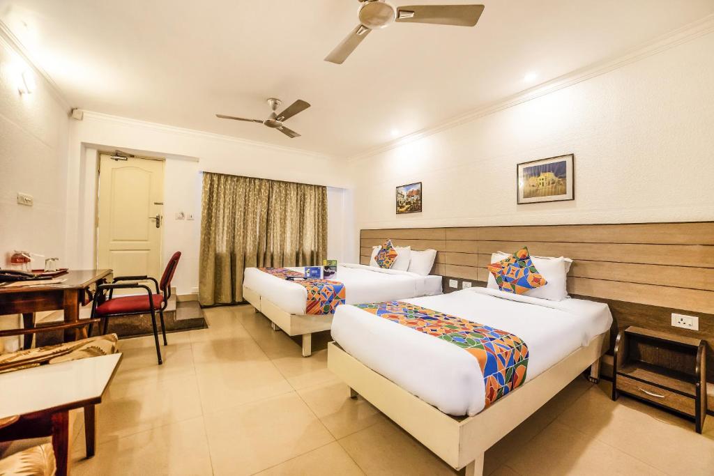 Трехместный ((Sanitised) Executive Triple Room) отеля FabHotel Flamingo Anna Nagar, Ченнаи