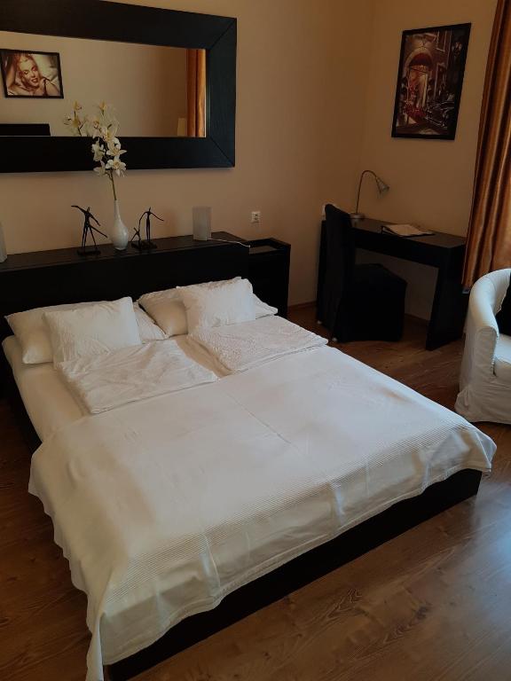 Двухместный (Двухместный номер «Премьер» с 1 кроватью) гостевого дома Connection Guesthouse, Будапешт
