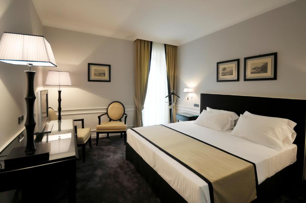 Двухместный (Представительский двухместный номер с 1 кроватью) отеля Grand Hotel Oriente, Неаполь