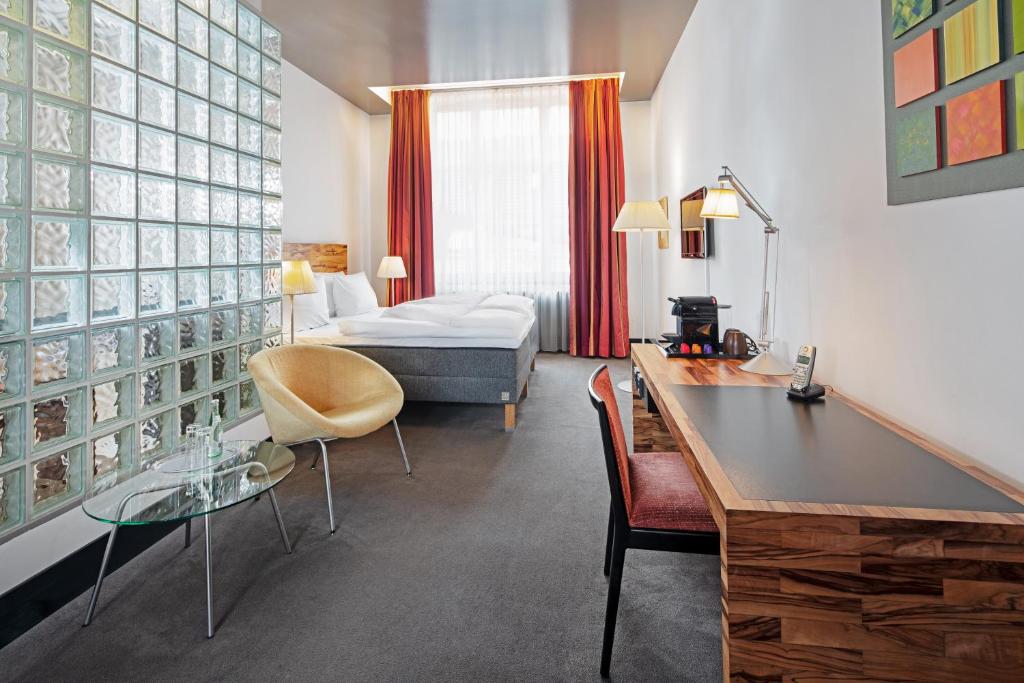 Двухместный (Улучшенный номер с кроватью размера «king-size») отеля Mövenpick Hotel Berlin Am Potsdamer Platz, Берлин
