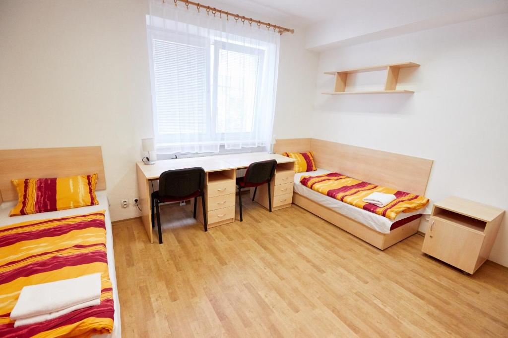 Двухместный (Двухместный номер с 2 отдельными кроватями и общей ванной комнатой) отеля Kolej Jarov I, Прага