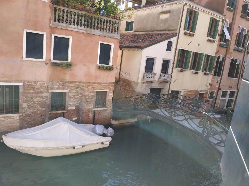 Сьюит (Junior Suite with Canal View and Private Bathroom), Locanda Acquavita