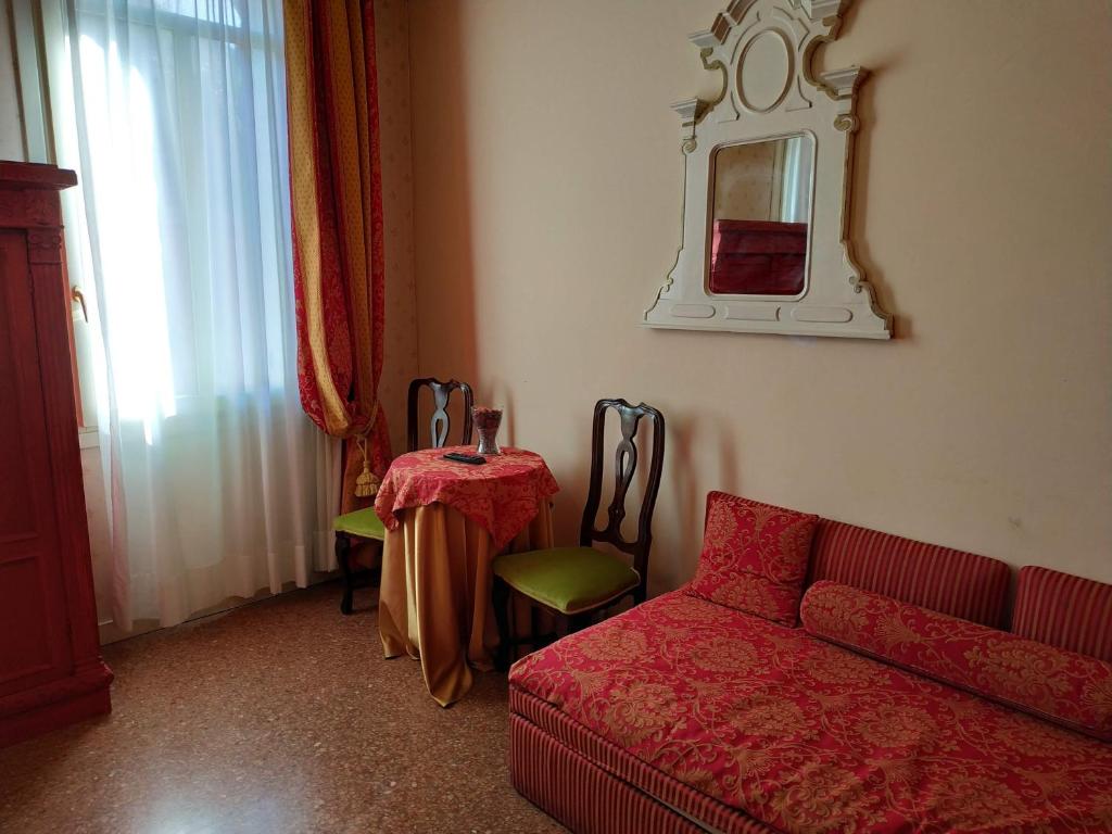 Сьюит (Junior Suite with Canal View and Private Bathroom), Locanda Acquavita