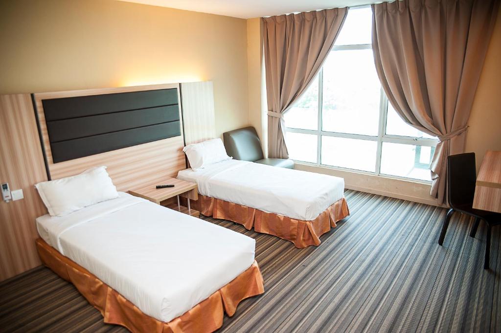Двухместный (Двухместный номер Супер Делюкс с 2 отдельными кроватями и видом на горы) отеля Zara's Boutique Hotel @ Harbour City, Кота-Кинабалу
