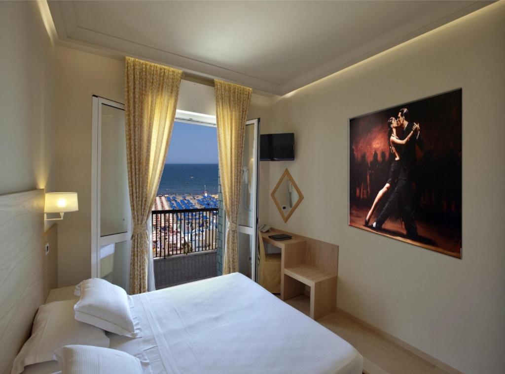Двухместный (Двухместный номер с 1 кроватью или 2 отдельными кроватями, боковой вид на море) отеля Hotel Ghirlandina, Римини