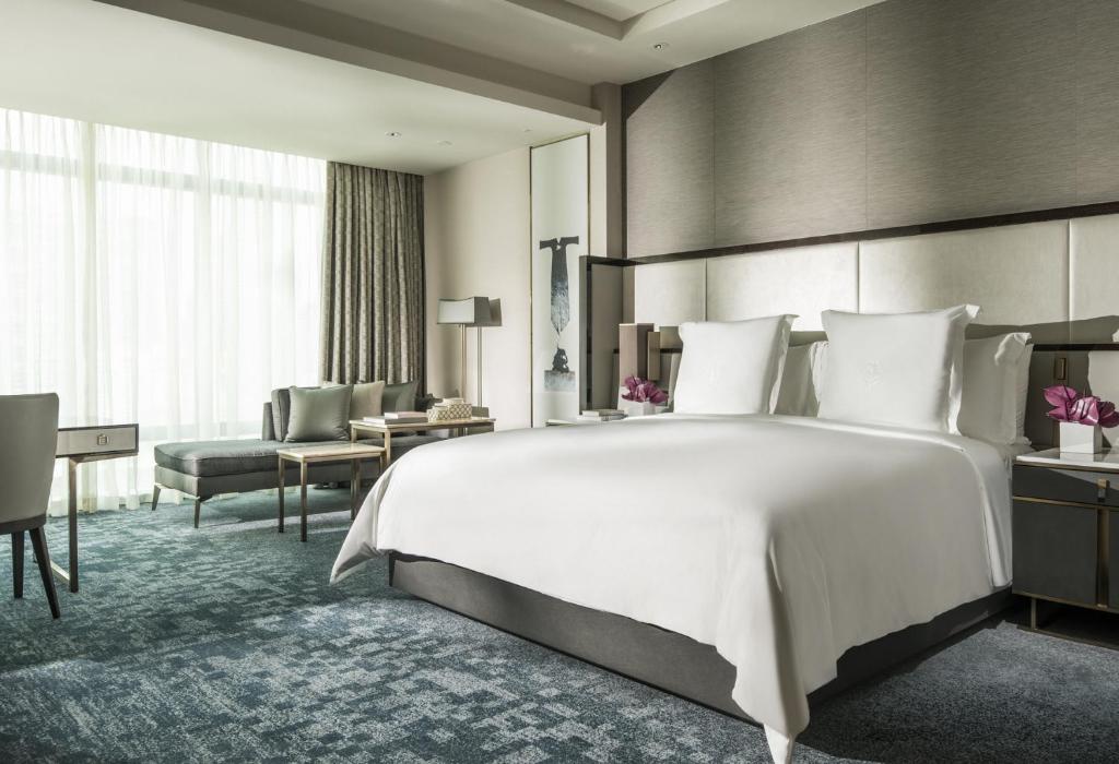 Двухместный (Номер с кроватью размера «king-size» и видом на парк) отеля Four Seasons Hotel Kuala Lumpur, Куала-Лумпур