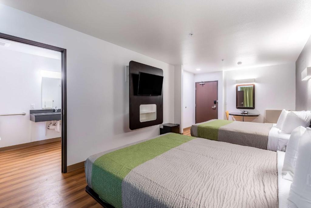 Четырехместный (Queen Room with Two Queen Beds - Disability Access - Roll In Shower), Motel 6-Las Vegas, NV - Motor Speedway