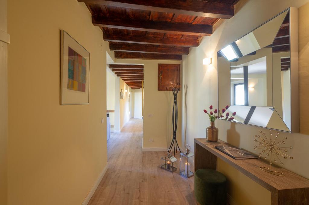 Апартаменты (Апартаменты с 2 спальнями - Двухуровневые - Borgo degli Albizi 6), Apartments Florence- Duomo