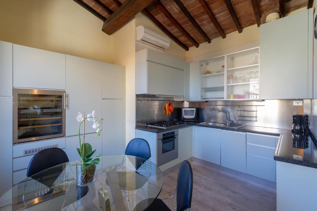 Апартаменты (Апартаменты с 2 спальнями - Двухуровневые - Borgo degli Albizi 6), Apartments Florence- Duomo