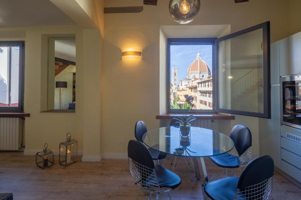 Апартаменты (Апартаменты с 2 спальнями - Двухуровневые - Borgo degli Albizi 6), Apartments Florence- Duomo