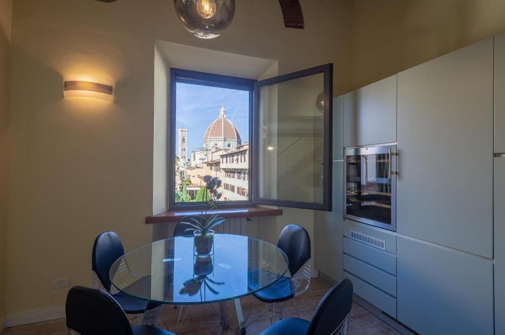 Апартаменты (Апартаменты с 2 спальнями - Двухуровневые - Borgo degli Albizi 6), Apartments Florence- Duomo