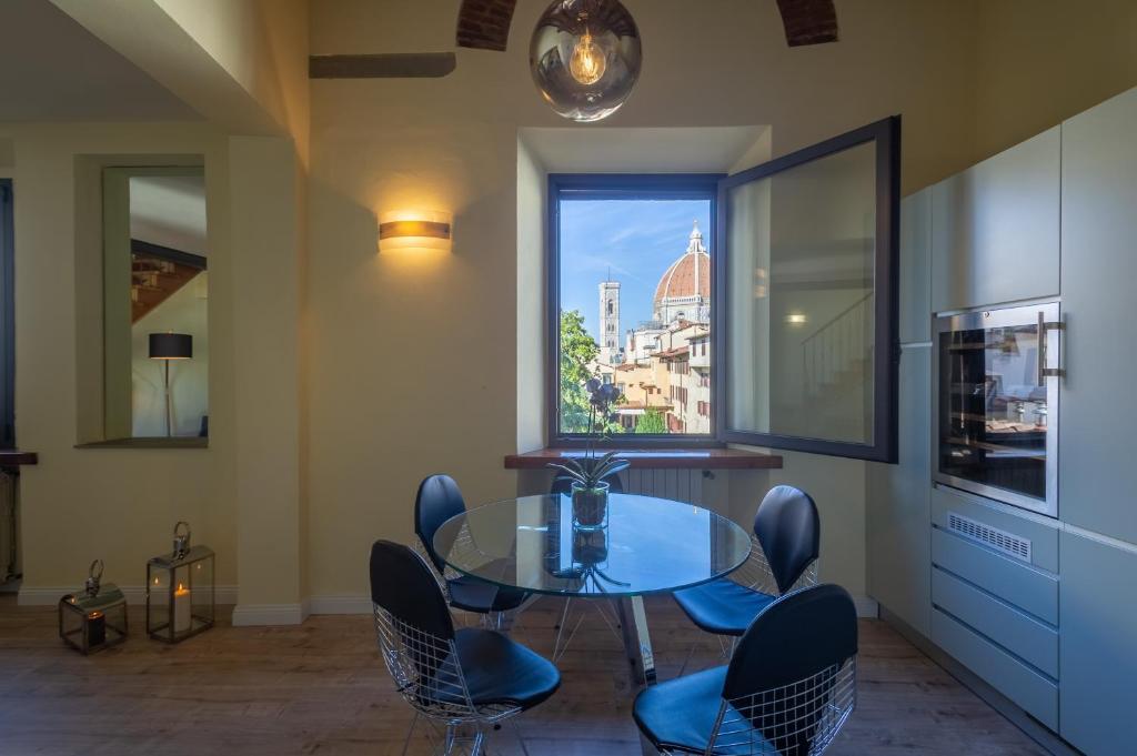 Апартаменты (Апартаменты с 2 спальнями - Двухуровневые - Borgo degli Albizi 6), Apartments Florence- Duomo