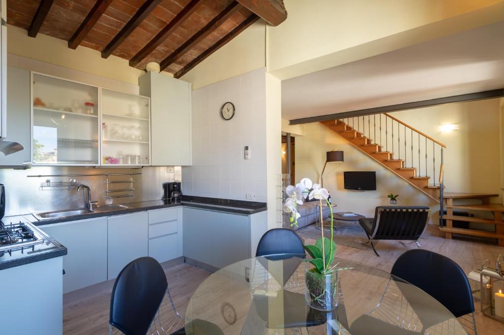 Апартаменты (Апартаменты с 2 спальнями - Двухуровневые - Borgo degli Albizi 6), Apartments Florence- Duomo