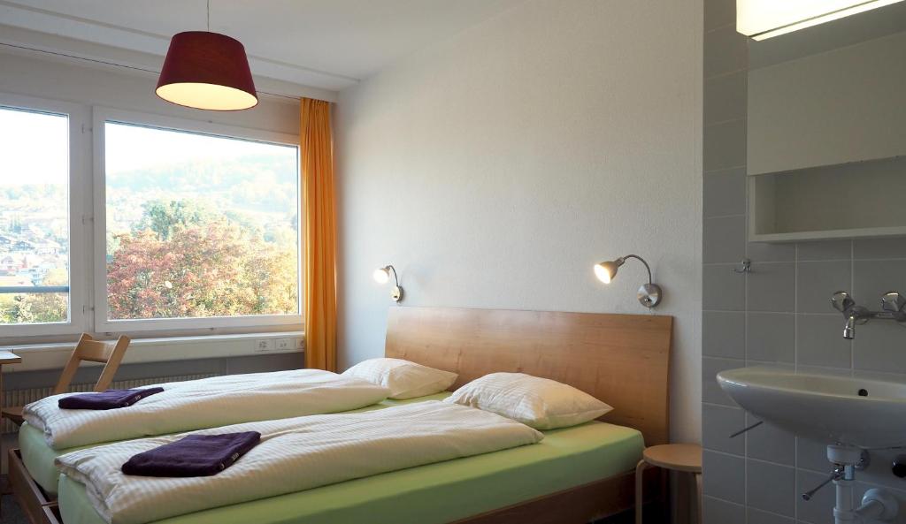Двухместный (Двухместный номер с 1 кроватью или 2 отдельными кроватями, общая ванная комната) хостела Hostel 77 Bern, Берн
