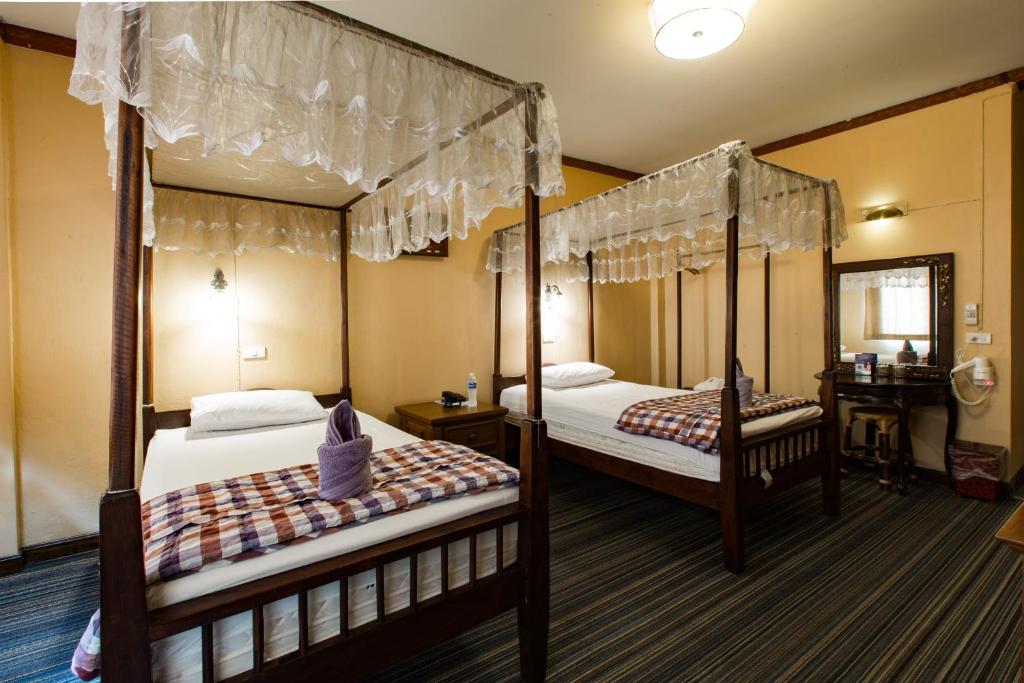 Двухместный (Улучшенный двухместный номер с 2 отдельными кроватями) отеля SK Boutique Mahanakhon, Бангкок