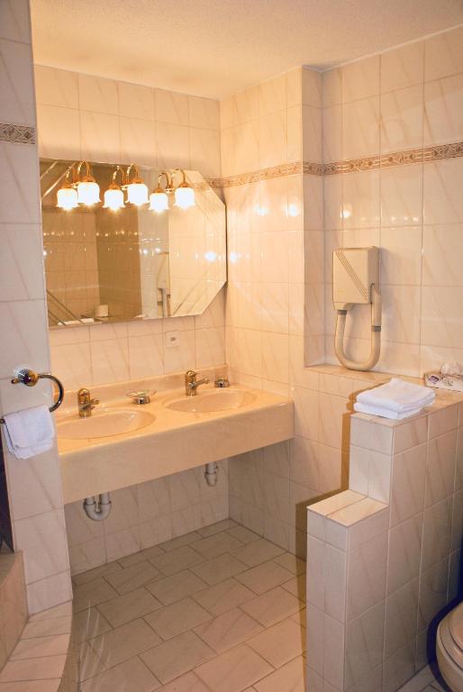 Сьюит (Полулюкс с гидромассажной ванной) отеля Hotel du Pont, Бриг