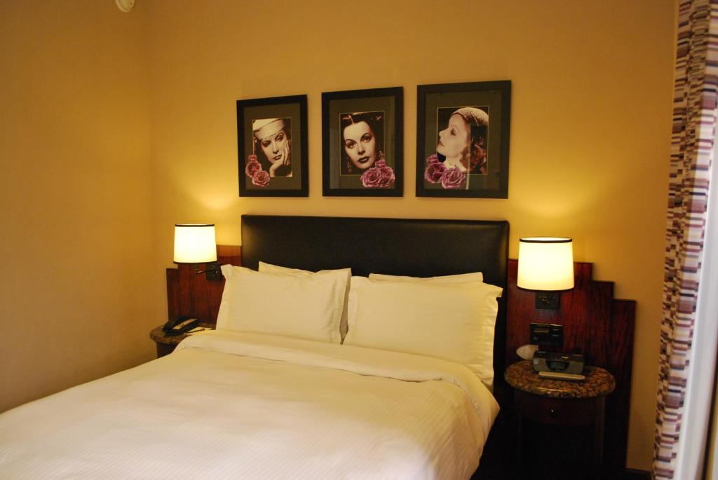 Двухместный (Улучшенный номер с кроватью размера «queen-size») отеля Washington Square Hotel, Нью-Йорк