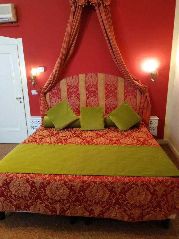 Сьюит (Junior Suite with Canal View and Private Bathroom), Locanda Acquavita