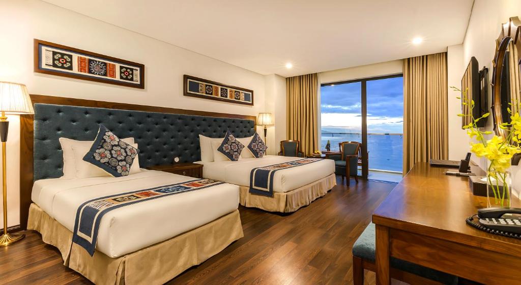 Трехместный (Трехместный номер с балконом и видом на море) отеля Balcona Hotel Da Nang, Дананг
