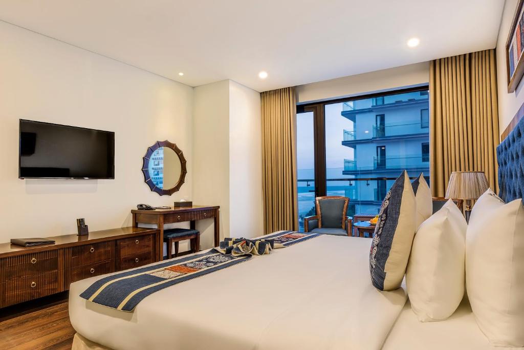 Двухместный (Двухместный номер Делюкс с 1 кроватью, балконом и частичным видом на море) отеля Balcona Hotel Da Nang, Дананг
