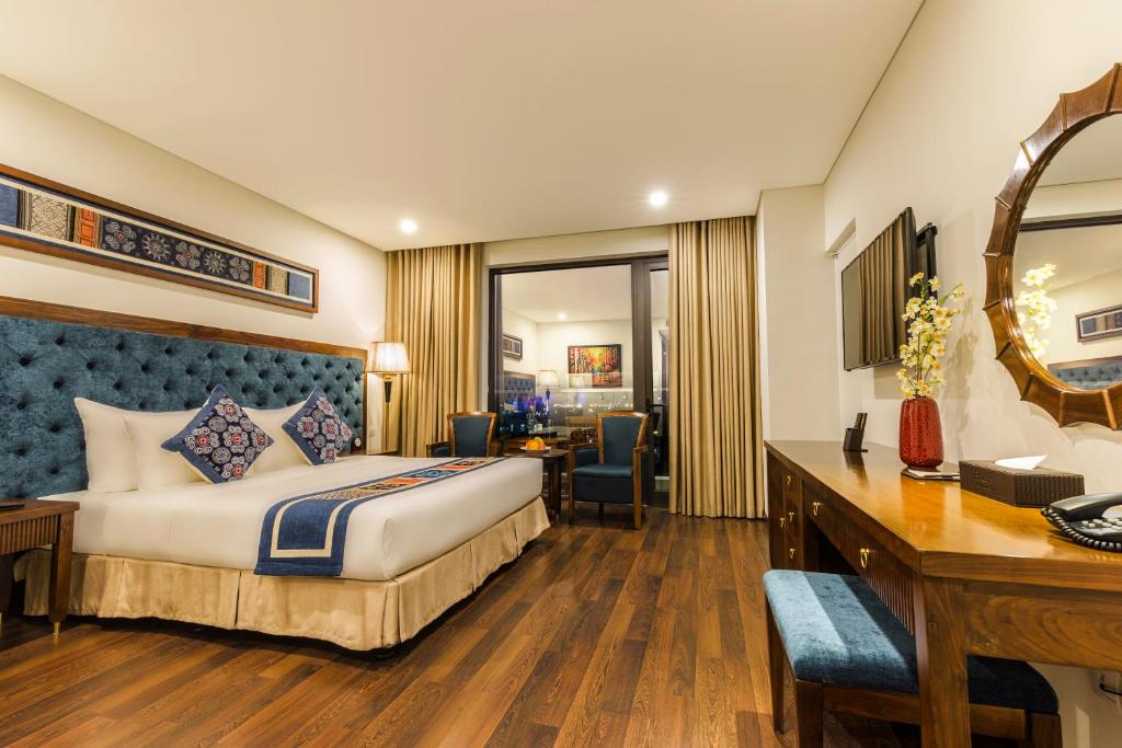 Двухместный (Улучшенный двухместный номер с 1 кроватью, балконом и видом на город) отеля Balcona Hotel Da Nang, Дананг