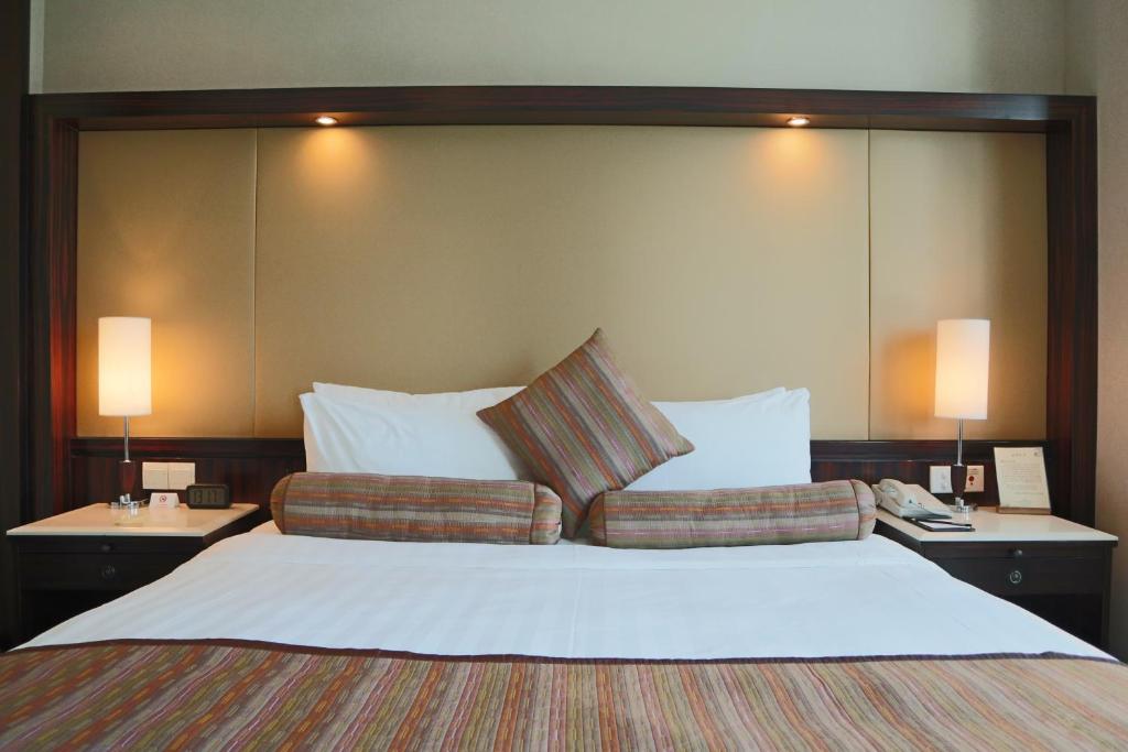 Двухместный (Номер Делюкс с кроватью размера «king-size») отеля Howard Johnson Huaihai Hotel, Шанхай