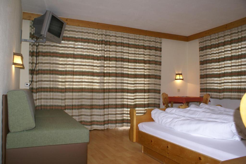 Двухместный (Двухместный номер с 1 кроватью и балконом (для 2 взрослых и 1 ребенка)) отеля Gasthof Hirschen, Йерценс