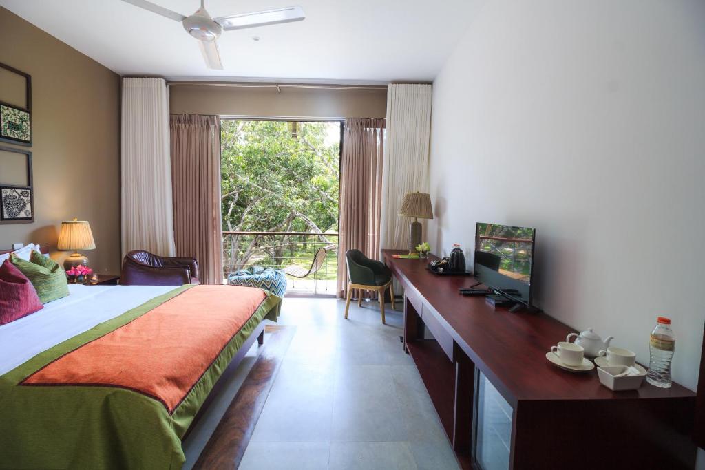 Трехместный (Трехместный номер Делюкс с балконом) курортного отеля Thilanka Resort and Spa, Дамбулла