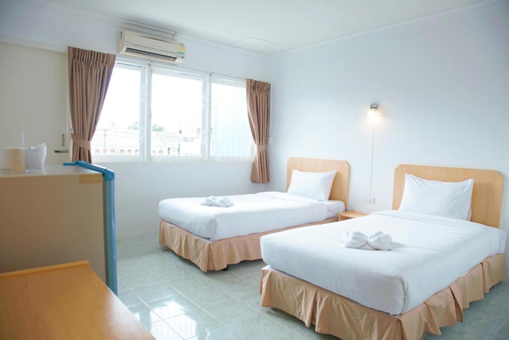Двухместный (Улучшенный двухместный номер с 2 отдельными кроватями) отеля Siri Hotel Phuket, Пхукет