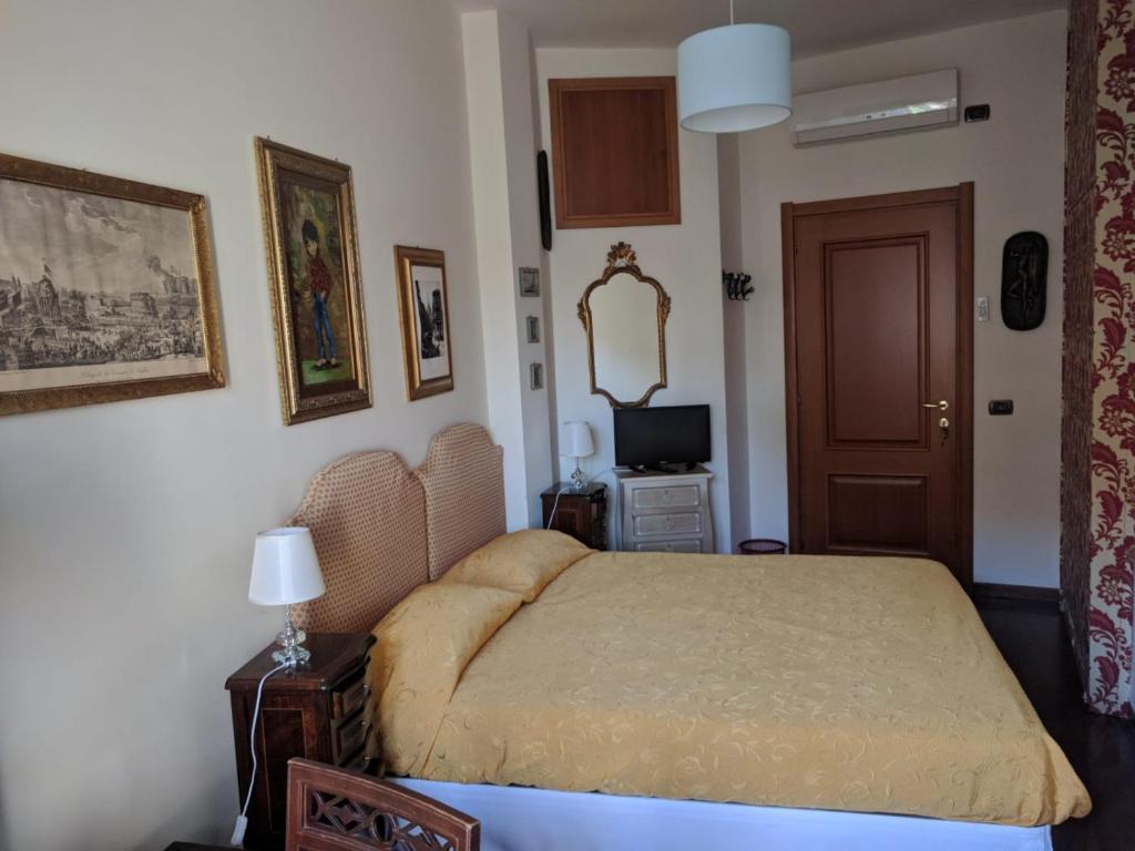 Двухместный (Двухместный номер с 2 отдельными кроватями и общей ванной комнатой) отеля Napoli Porta Di Mare, Неаполь