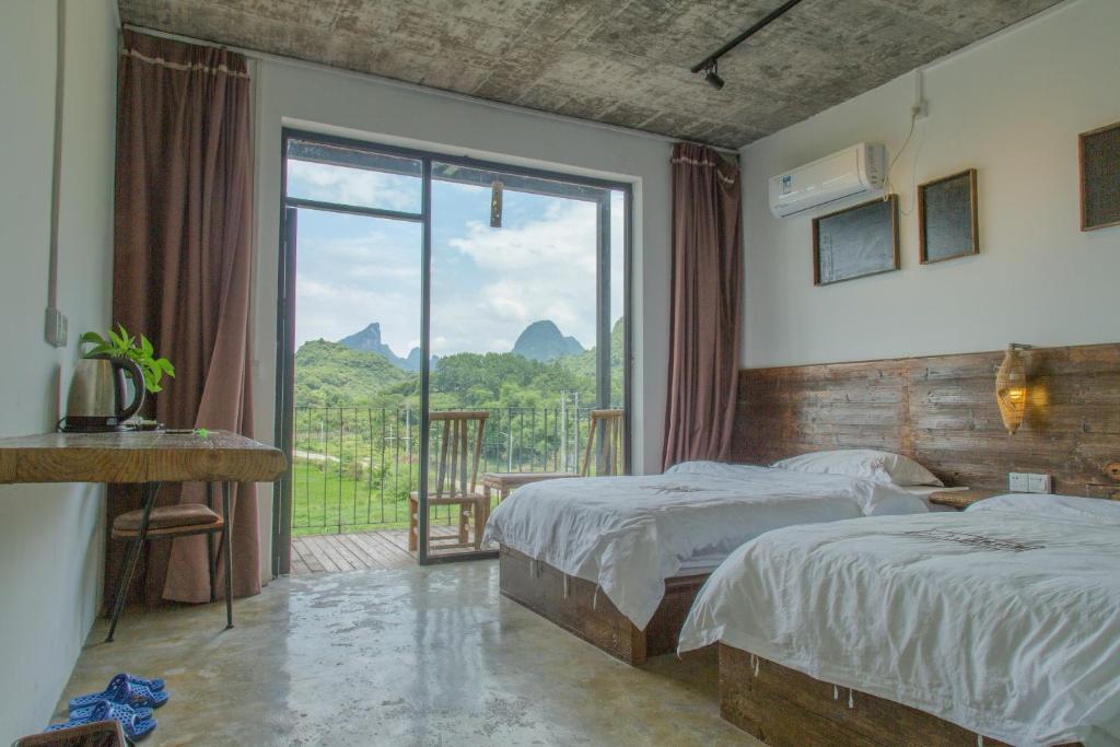 Двухместный (Двухместный номер с 2 отдельными кроватями и видом на горы) хостела Mountain Stream Inn Yangshuo, Яншо