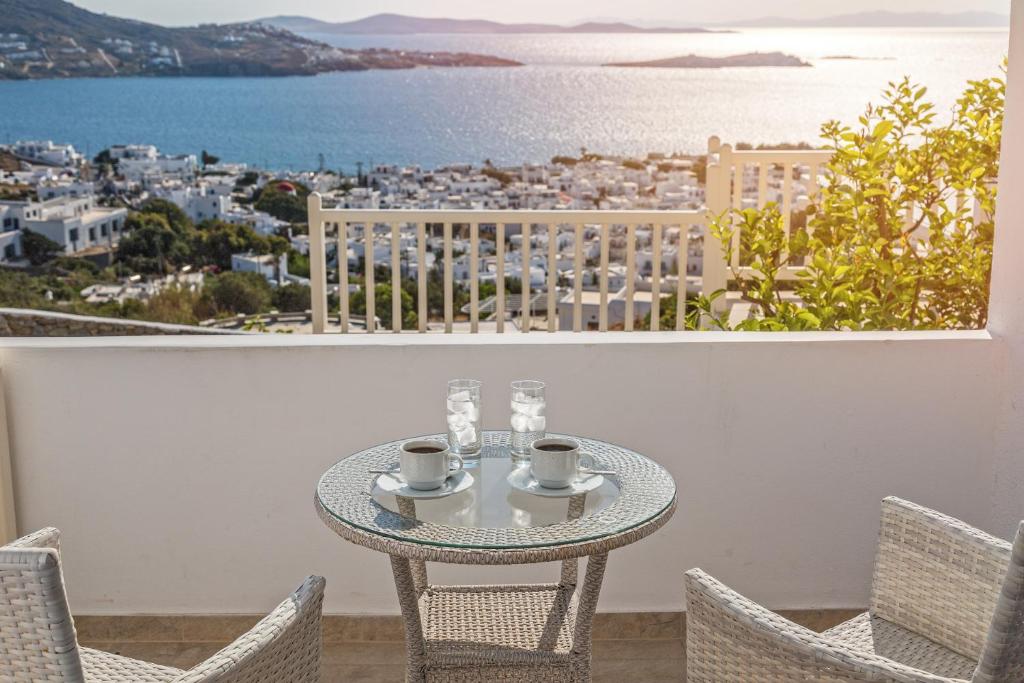 Двухместный (Двухместный номер с 1 кроватью или 2 отдельными кроватями и видом на море) отеля Hotel Alkyon, Миконос