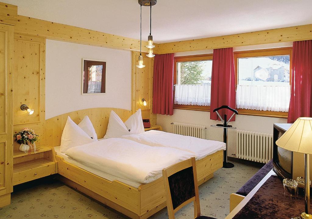 Двухместный (Небольшой двухместный номер с 1 кроватью) отеля Hotel Garni Bergsonne, Замнаун