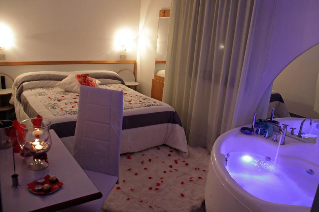 Двухместный (Двухместный номер с 1 кроватью и гидромассажной ванной) отеля Hotel Memory, Римини