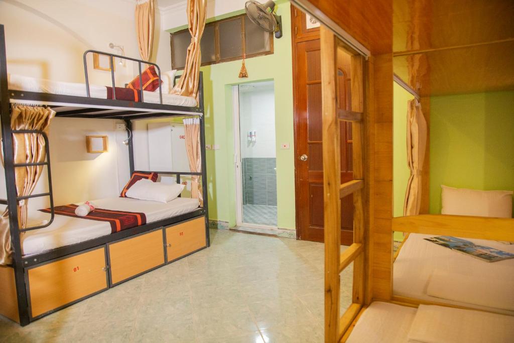 Номер (Кровать в 8-местном общем номере смешанного типа с балконом), Hanoi City Backpackers Hostel