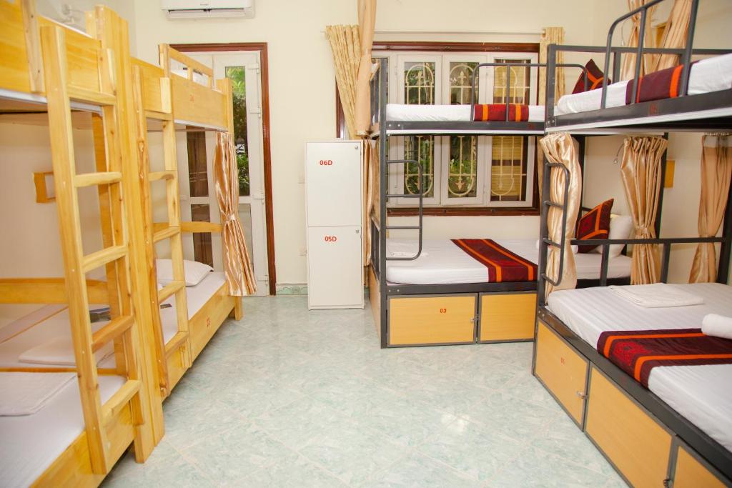 Номер (Кровать в 8-местном общем номере смешанного типа с балконом), Hanoi City Backpackers Hostel