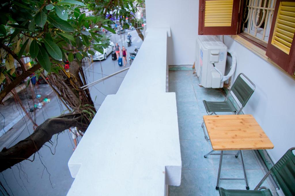 Номер (Кровать в 8-местном общем номере смешанного типа с балконом), Hanoi City Backpackers Hostel