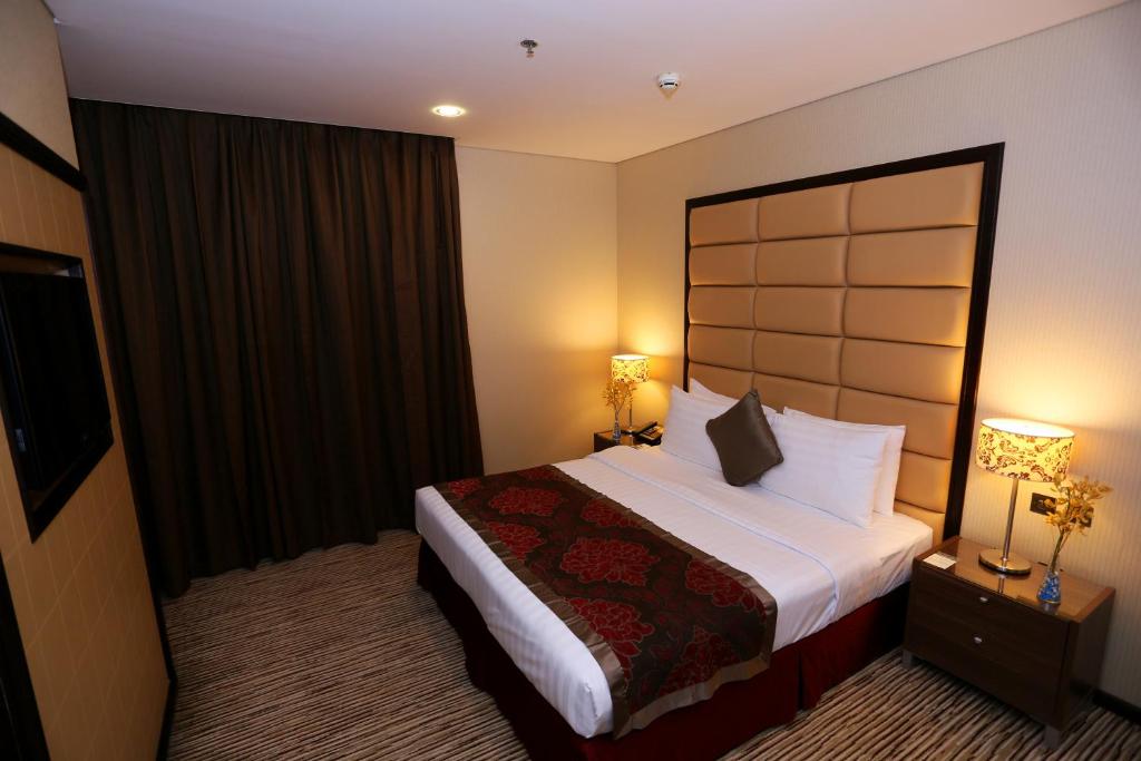Сьюит (Классический семейный люкс Эль-Хамра с 2 спальнями) отеля Al Hamra Hotel, Шарджа