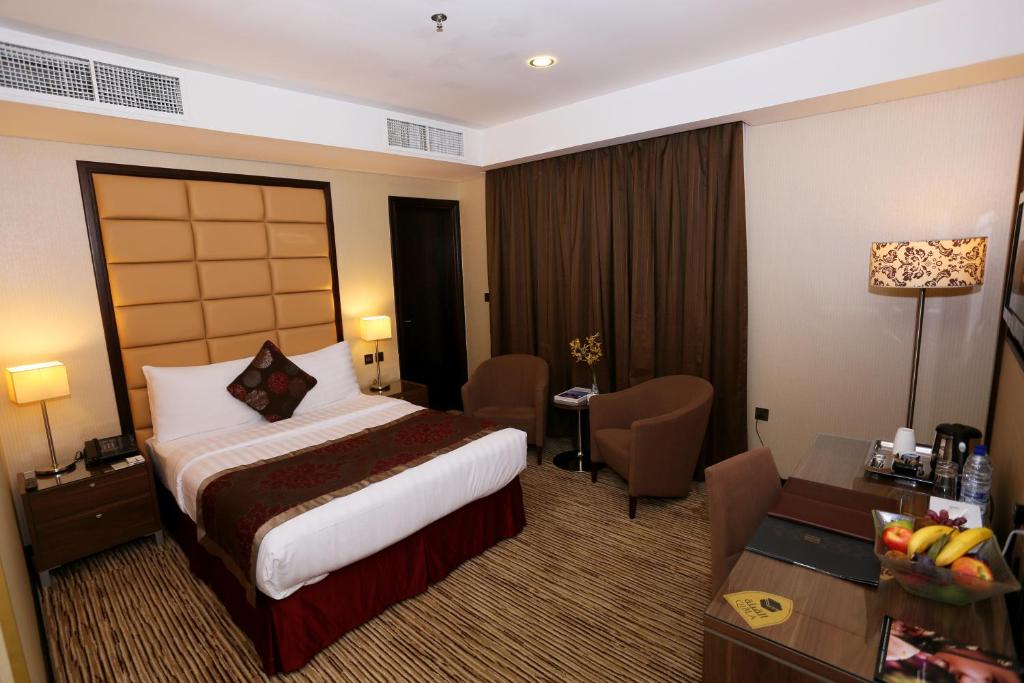 Двухместный (Номер Делюкс с кроватью размера «queen-size») отеля Al Hamra Hotel, Шарджа