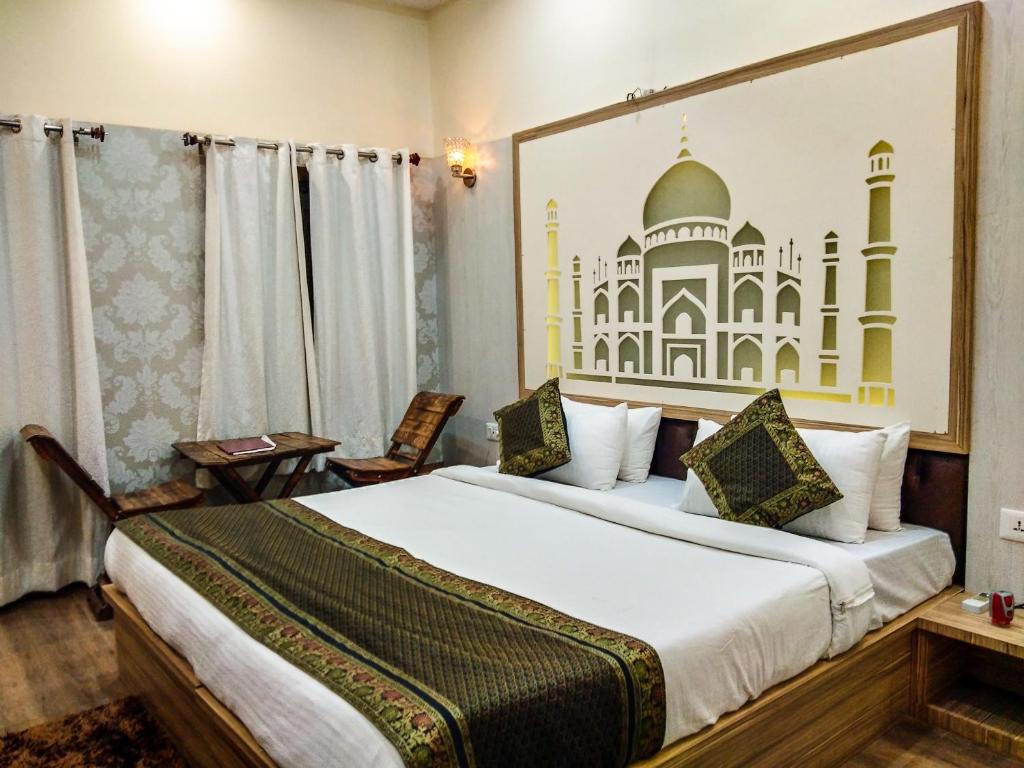 Сьюит (Rudraksha Suite with River View) отеля Hotel Sri Omkar Palace, Варанаси