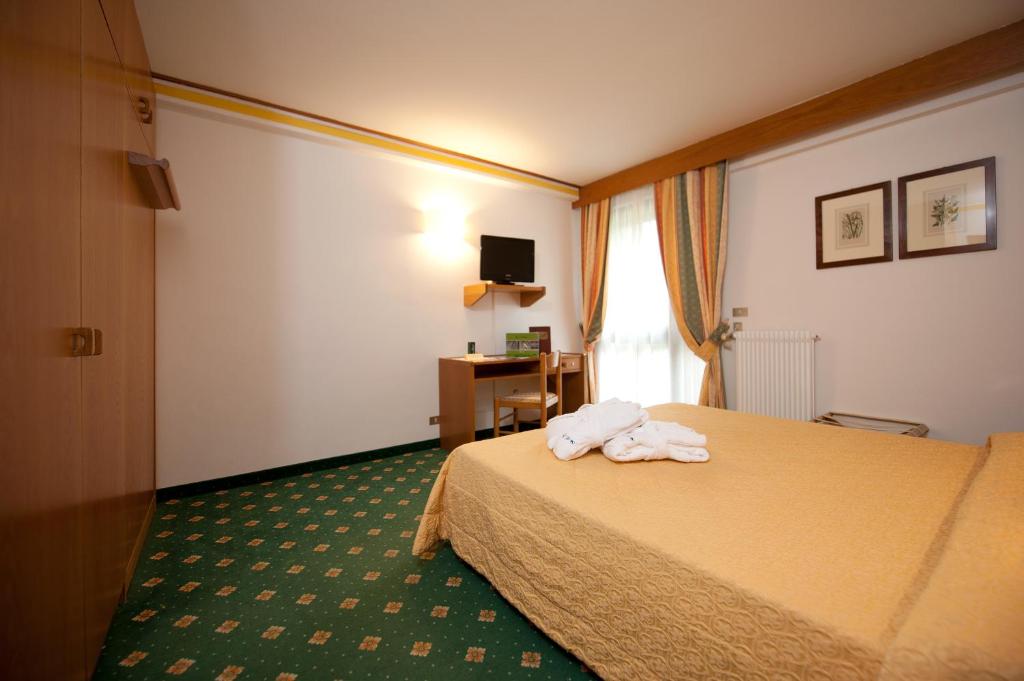 Двухместный (Двухместный номер с 1 кроватью или 2 отдельными кроватями) отеля Centro Pineta Family Hotel & Wellness, Мадонна-ди-Кампильо